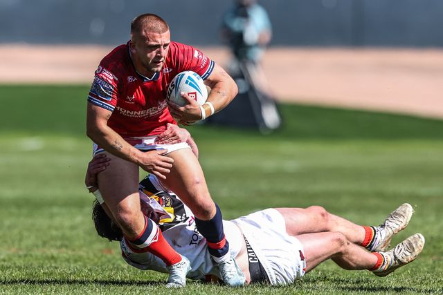 Mikey Lewis of Hull KR is tackled by Zac Fulton of Bradford Bulls during the Betfred Super League round 9 match Bradford Bulls vs Hull KR at Odsal Stadium, Bradford, United Kingdom on 25 April 2026

(Photo by Alfie Cosgrove/News Images)