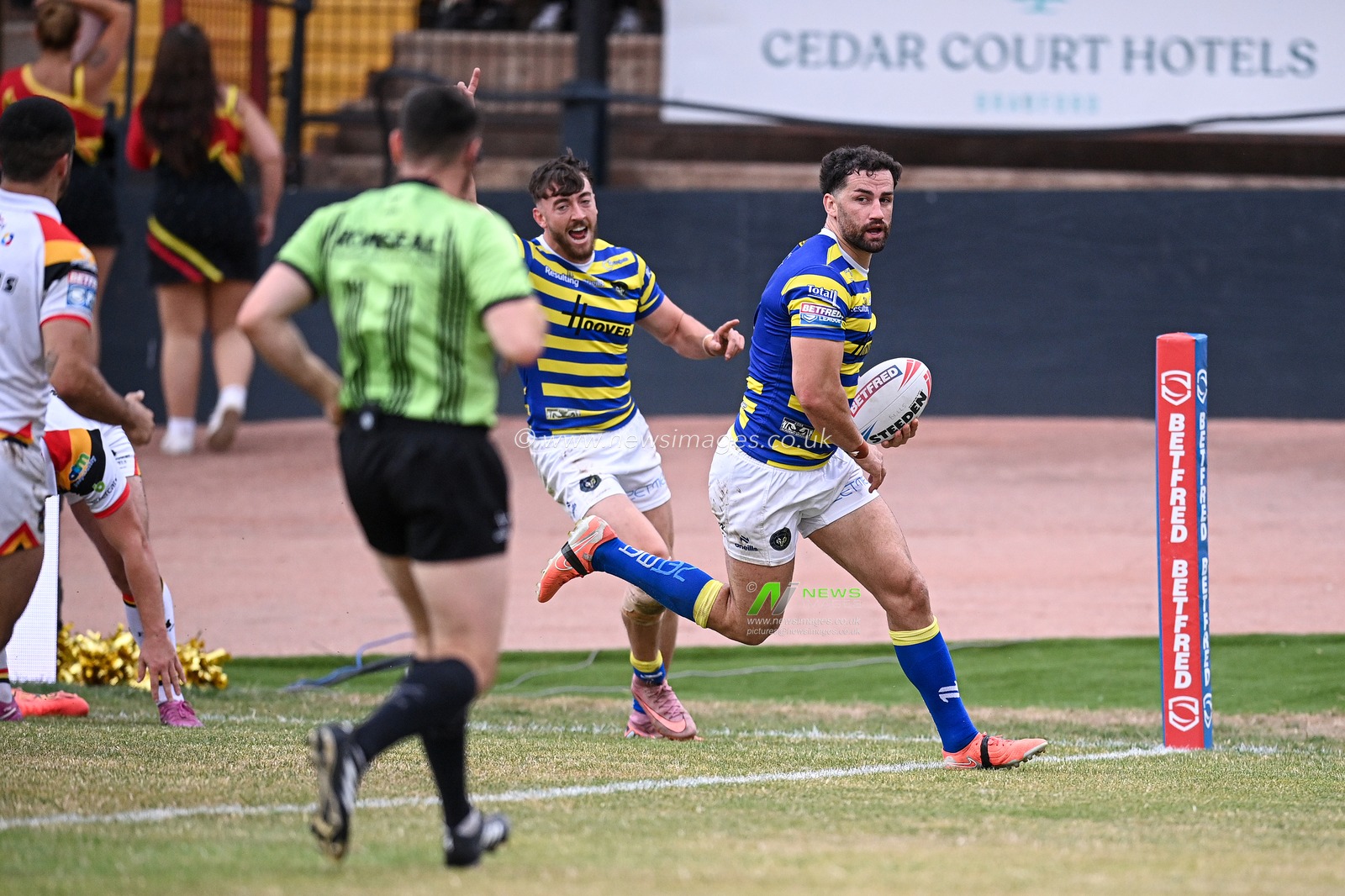 Toby King of Warrington Wolves scores his team's third try during the Betfred Super League round 22 match Bradford Bulls vs Warrington Wolves at Odsal Stadium, Bradford, United Kingdom on 08 August 2026

(Photo by Ben Roberts/News Images)