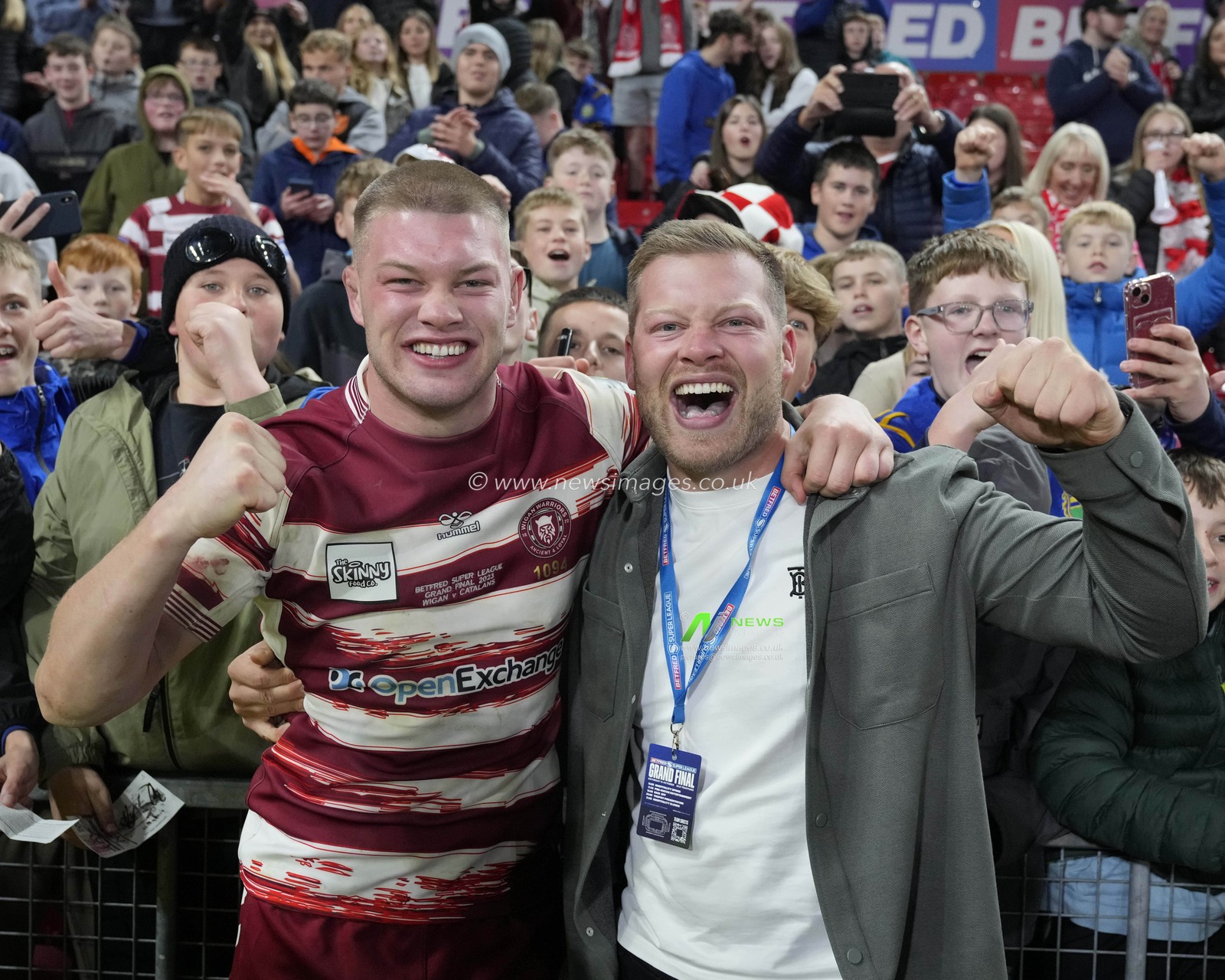 Morgan Smithies #13 of Wigan Warriors celebrates with his brother after winning the Betfred Super League Grand Final match Wigan Warriors vs Catalans Dragons at Old Trafford, Manchester, United Kingdom, 14th October 2023

(Photo by Steve Flynn/News Images)