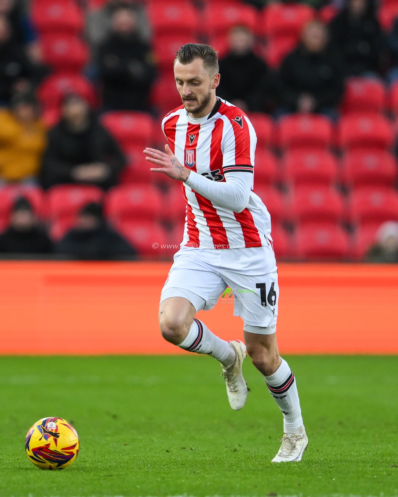 Ben Wilmot of Stoke Citymakes a break with the ball during the Sky Bet Championship match Stoke City vs Cardiff City at Bet365 Stadium, Stoke-on-Trent, United Kingdom, 14th December 2024

(Photo by Craig Thomas/News Images)