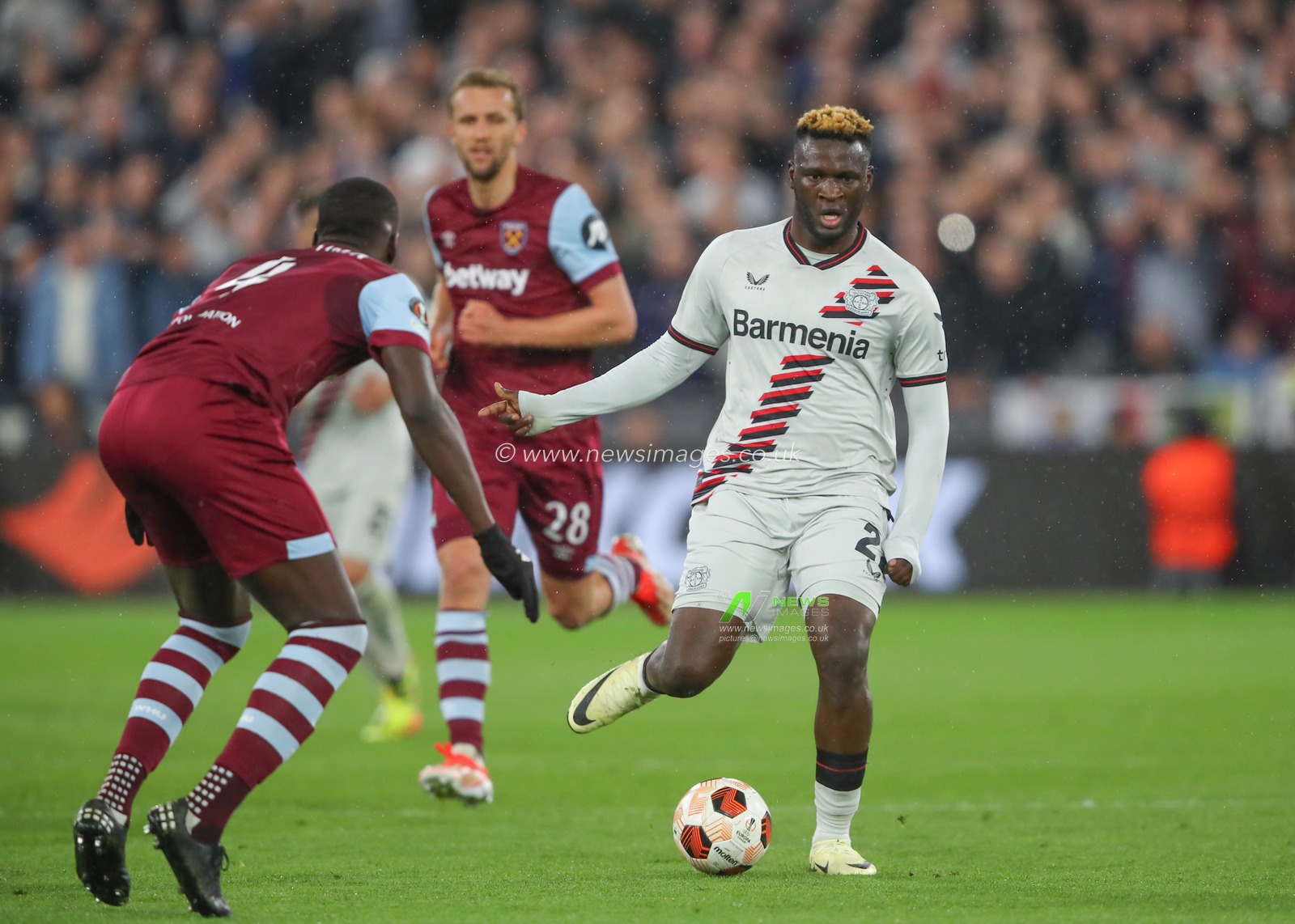 Victor Boniface of Bayer Leverkusen breaks forward, during the UEFA Europa League Quarter-Final match West Ham United vs Bayer 04 Leverkusen at London Stadium, London, United Kingdom, 18th April 2024

(Photo by Gareth Evans/News Images)