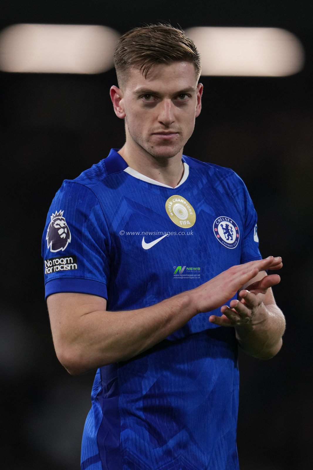 Liam Delap of Chelsea applauds away support at full time during the Premier League match Fulham vs Chelsea at Craven Cottage, London, United Kingdom, 7th January 2026

(Photo by Harvey Murphy/News Images)

*** GER AUT SUI OUT ***