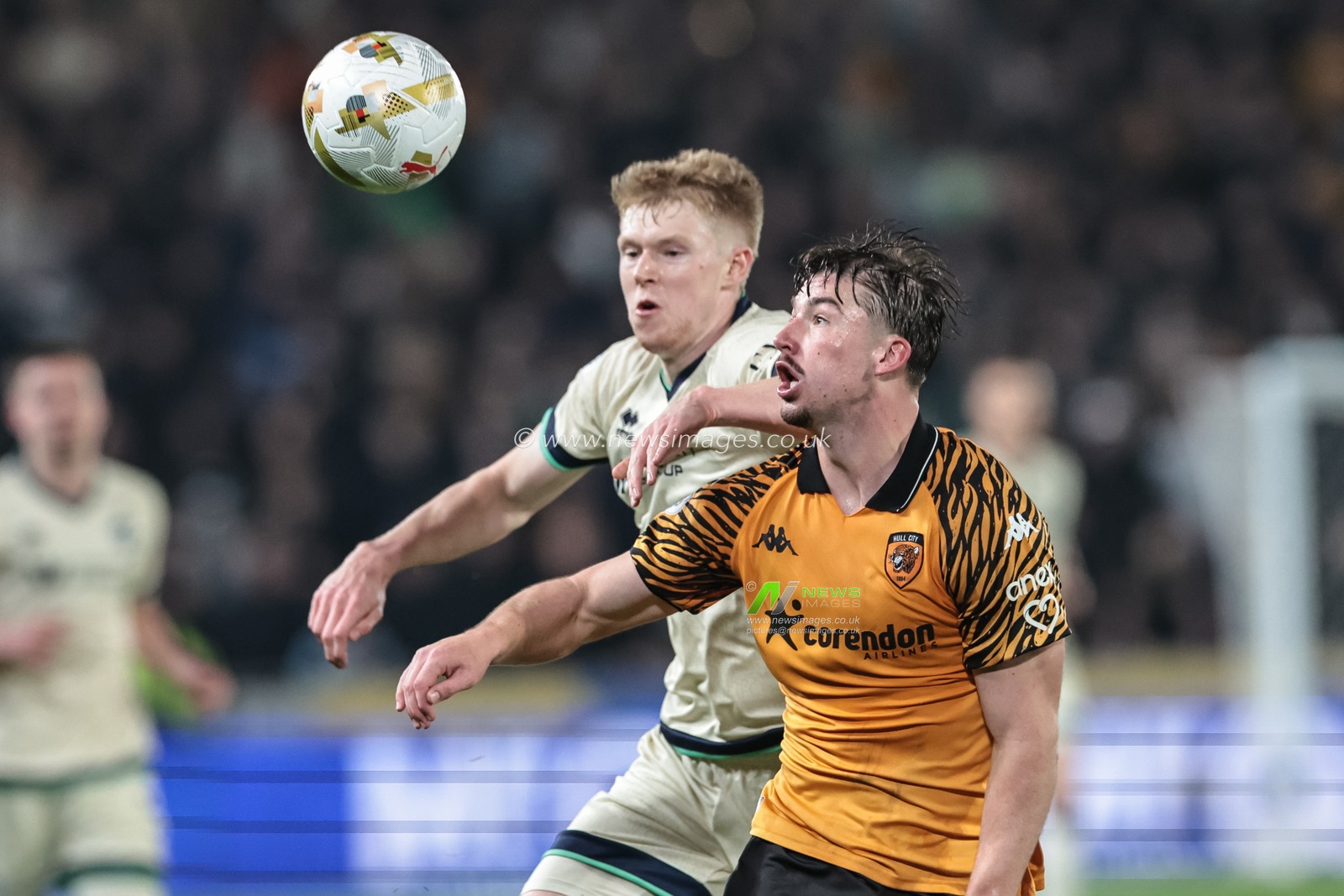 Charlie Hughes of Hull City holds off Josh Coburn of Millwall during the Sky Bet Championship Play-Offs Semi-Final first leg Hull City v Millwall at MKM Stadium, Hull, United Kingdom on 08 May 2026

(Photo by Mark Cosgrove/News Images)