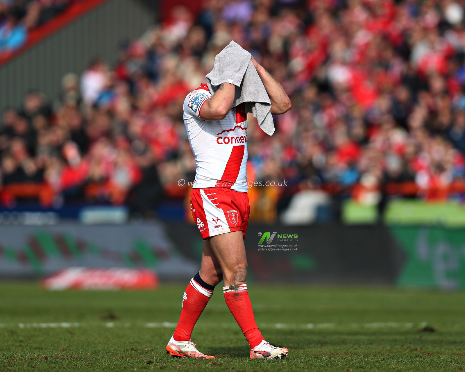 Mikey Lewis of Hull KR dries his head with a towel during the Betfred Super League Round 5 match Hull KR vs Leigh Leopards at Sewell Group Craven Park, Kingston upon Hull, United Kingdom, 22nd March 2025

(Photo by Sam Eaden/News Images)