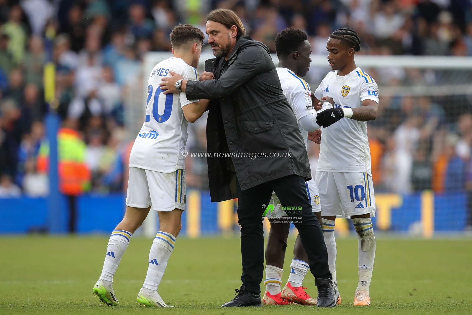 Daniel Farke manager of Leeds United hugs Daniel James #20 of Leeds United after the Sky Bet Championship match Leeds United vs Cardiff City at Elland Road, Leeds, United Kingdom, 6th August 2023

(Photo by James Heaton/News Images)