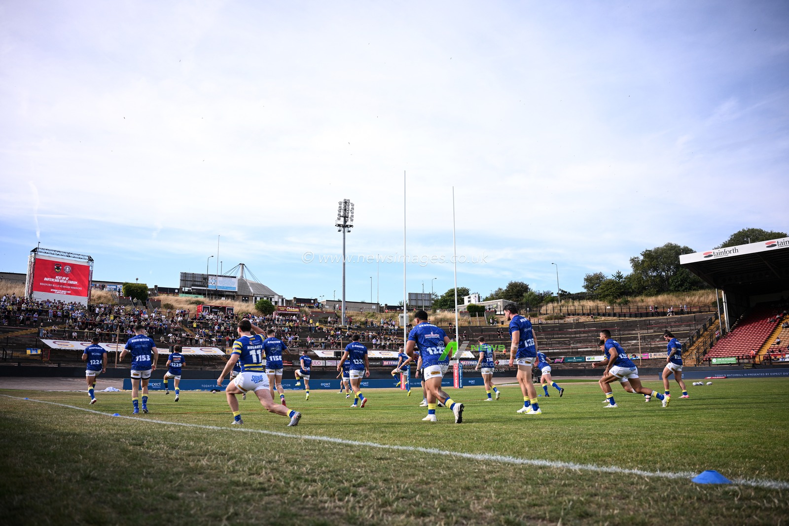 Players of Warrington Wolves warm up prior to the Betfred Super League round 22 match Bradford Bulls vs Warrington Wolves at Odsal Stadium, Bradford, United Kingdom on 08 August 2026

(Photo by Ben Roberts/News Images)
