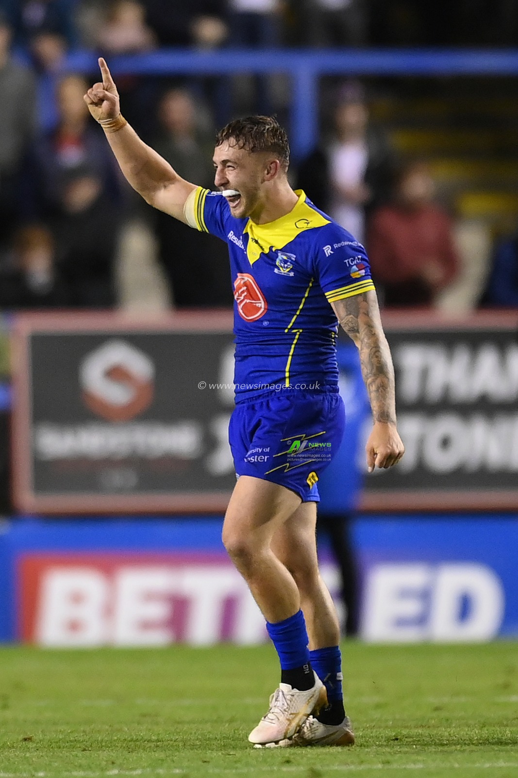 Matt Dufty of Warrington Wolves celebrates following the Betfred Super League play-off Eliminator 2 Warrington Wolves v St Helens at Halliwell Jones Stadium, Warrington, United Kingdom, 28th September 2024

(Photo by Ben Roberts/News Images)