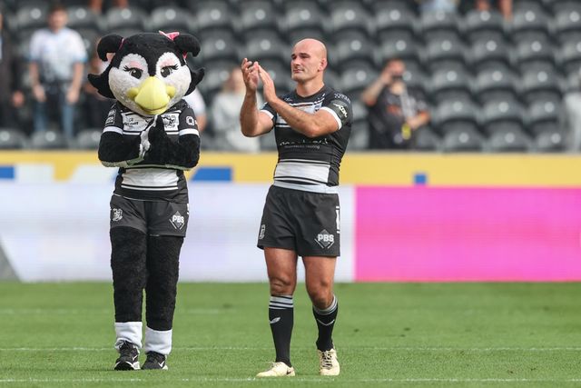 Danny Houghton of Hull FC applauds the home fans after his last game for Hull FC during the Betfred Super League Round 27 match Hull FC vs Catalans Dragons at MKM Stadium, Hull, United Kingdom, 21st September 2024

(Photo by Alfie Cosgrove/News Images)