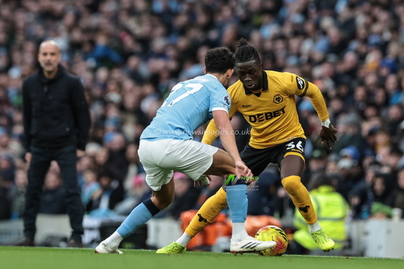 Matheus Nunes of Manchester City pressures Mateus Mane of Wolverhampton Wanderers during the Premier League match Manchester City vs Wolverhampton Wanderers at Etihad, Manchester, United Kingdom on 24 January 2026

(Photo by Mark Cosgrove/News Images)