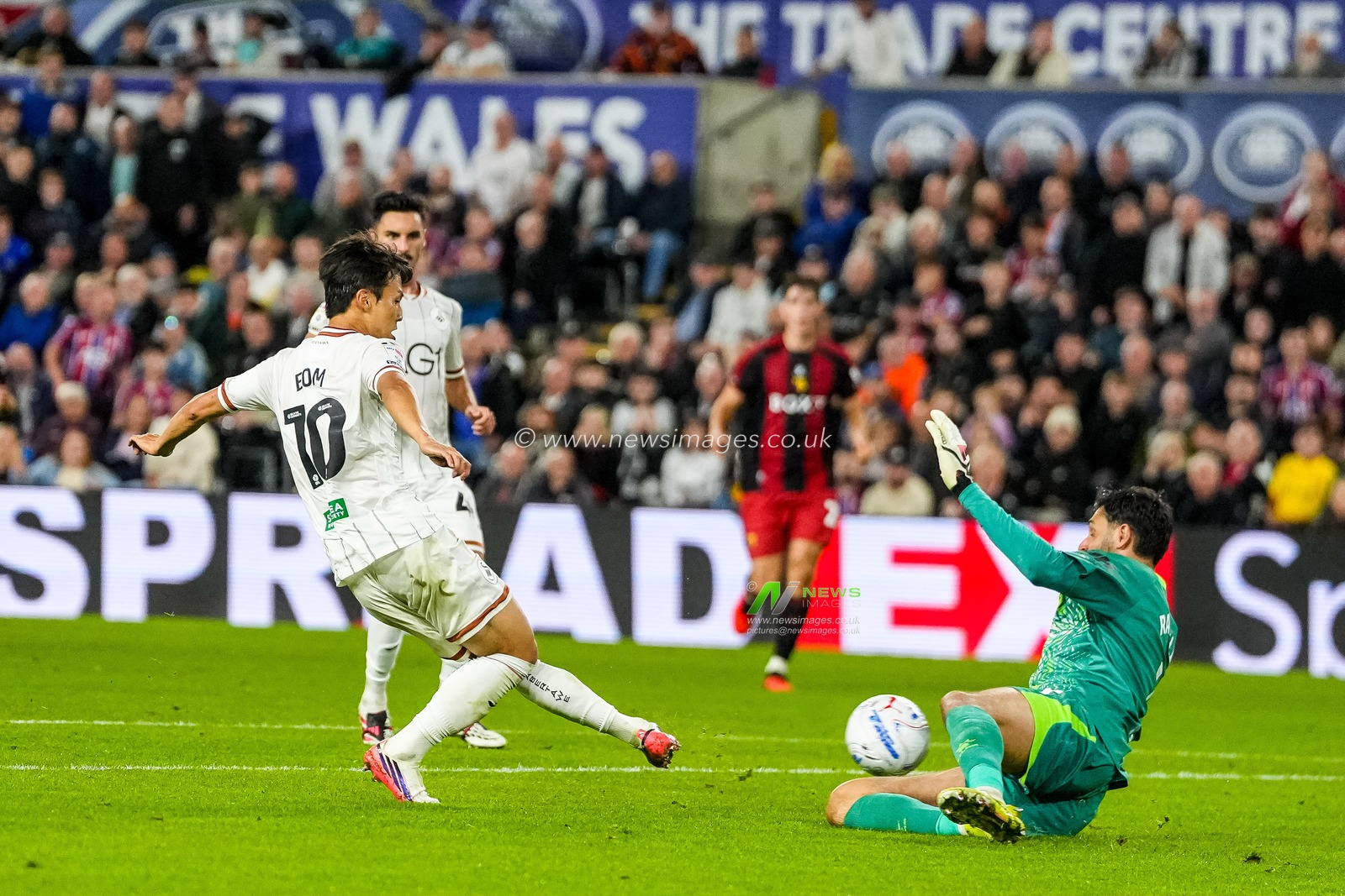 Watford goalkeeper Federico Ravaglia makes a save from Eom Ji-Sung of Swansea City during the Sky Bet Championship match Swansea City vs Watford at Swansea.com Stadium, Swansea, United Kingdom on 01 September 2026

(Photo by Andrew Lewis/News Images)