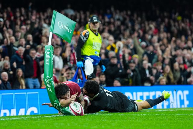 Louis Rees-Zammit of Wales dives for the corner to score a try during the Quilter Nations Series 2025 match Wales vs New Zealand at Principality Stadium, Cardiff, United Kingdom, 22nd November 2025

(Photo by Andrew Lewis/News Images)

*** GER AUT SUI OUT ***