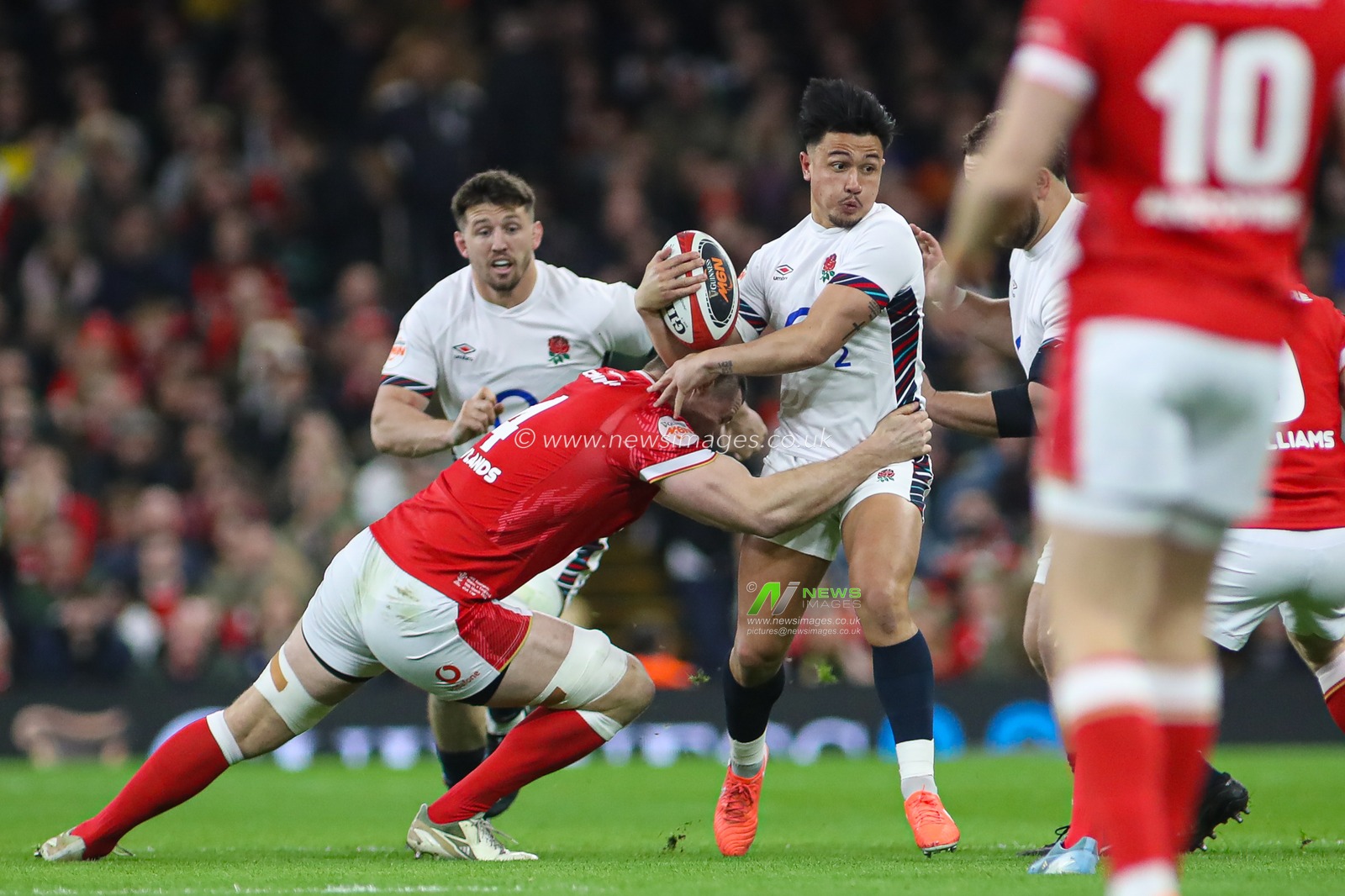 Marcus Smith of England makes a break during the 2025 Guinness 6 Nations match Wales vs England at Principality Stadium, Cardiff, United Kingdom, 15th March 2025

(Photo by Andrew Lewis/News Images)