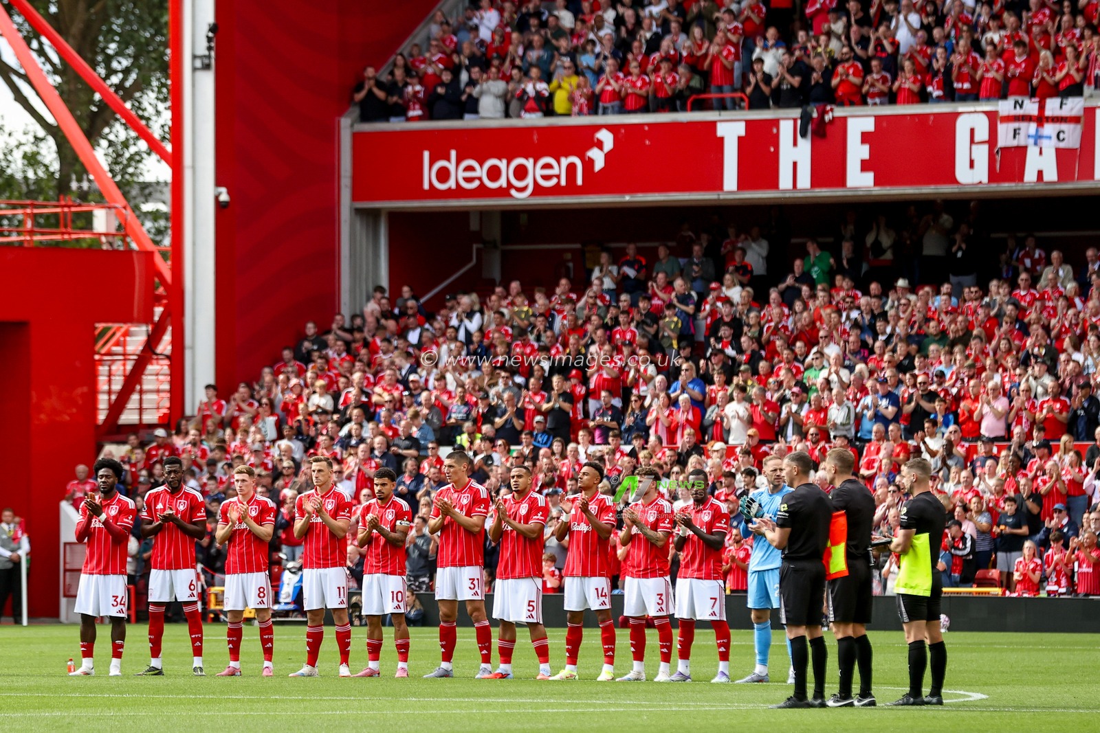 Players, match officials and fans take part in a minutes applause for Terry Hennessey prior to the Premier League match Nottingham Forest vs West Ham United at City Ground, Nottingham, United Kingdom, 31st August 2025

(Photo by Alfie Cosgrove/News Images)