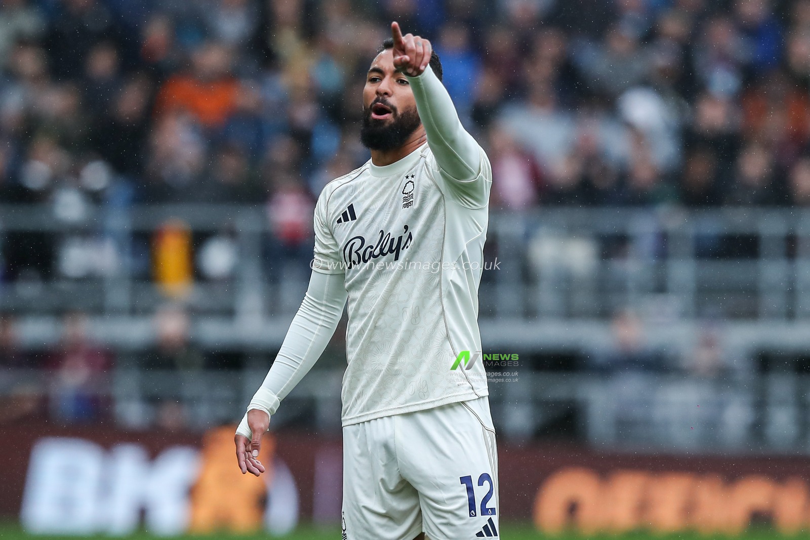 Douglas Luiz of Nottingham Forest gives instructions during the Premier League match Burnley vs Nottingham Forest at Turf Moor, Burnley, United Kingdom, 20th September 2025

(Photo by Jorge Horsted/News Images)