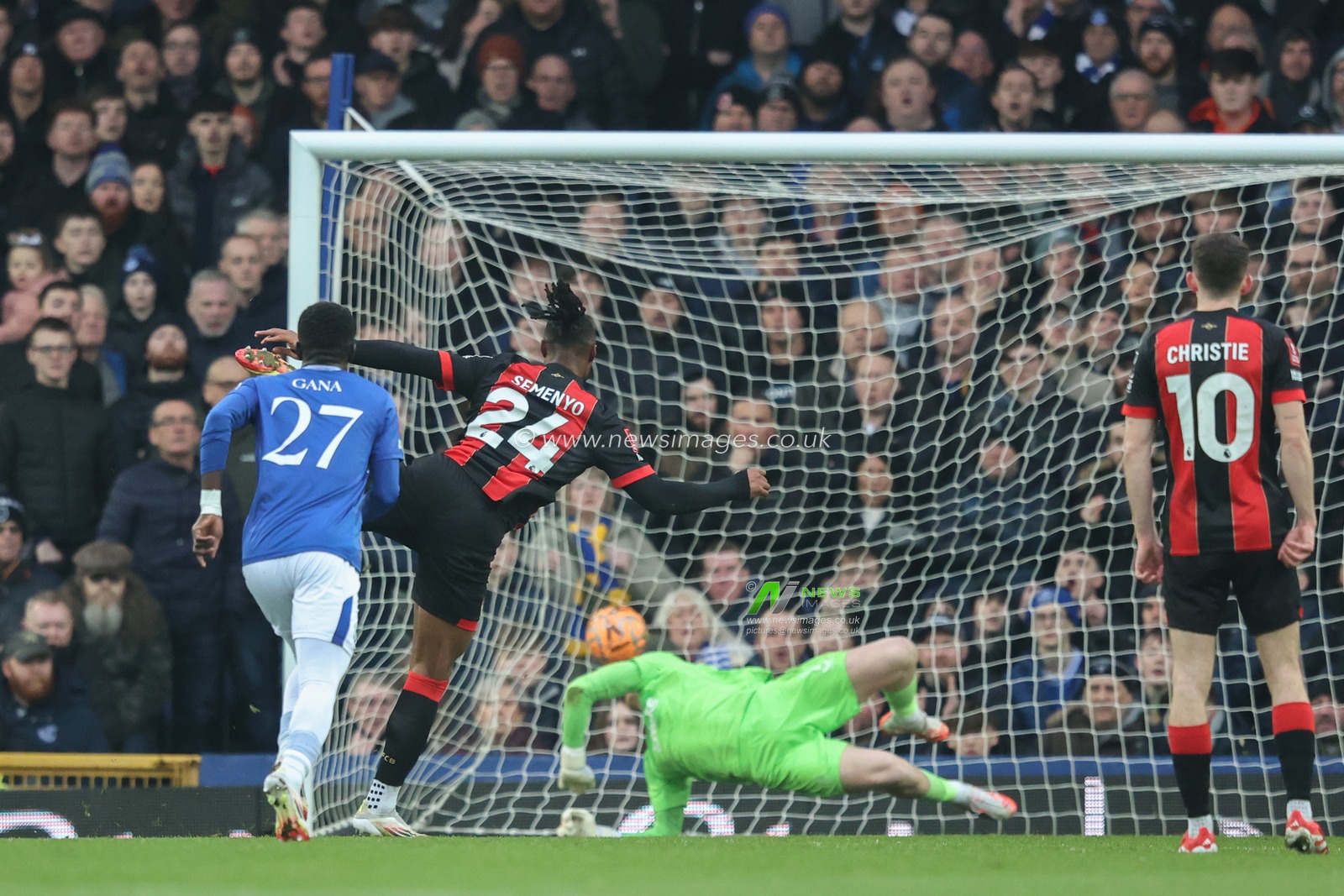 Antoine Semenyo of Bournemouth scores a penalty to make it 0-1 during the Emirates FA Cup Fourth Round match Everton vs Bournemouth at Goodison Park, Liverpool, United Kingdom, 8th February 2025

(Photo by Alfie Cosgrove/News Images)