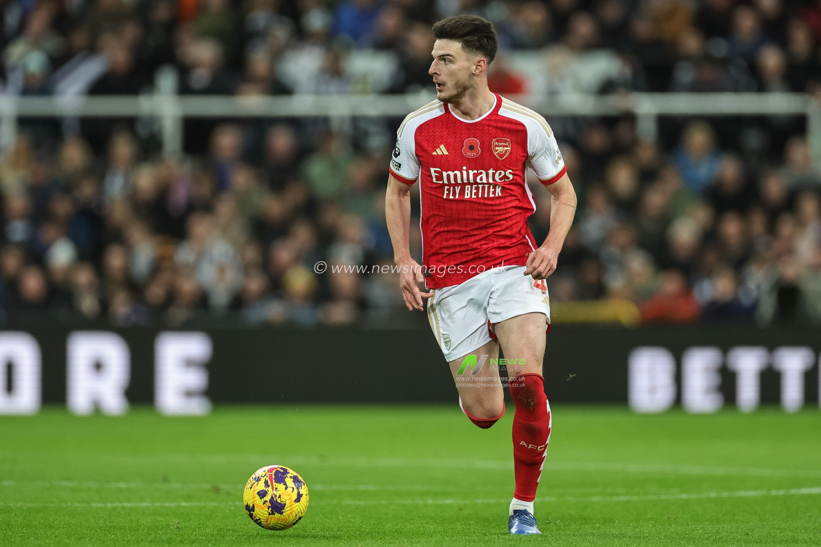 Declan Rice #41 of Arsenal with the ball during the Premier League match Newcastle United vs Arsenal at St. James's Park, Newcastle, United Kingdom, 4th November 2023

(Photo by Mark Cosgrove/News Images)