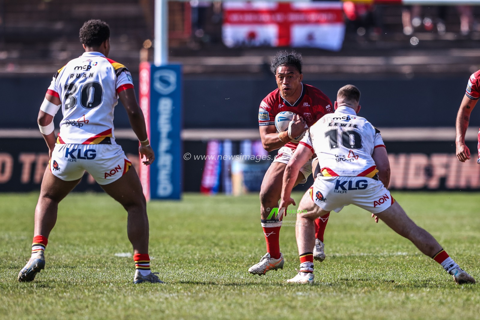 Tom Amone of Hull KR is tackled by Loghan Lewis of Bradford Bulls during the Betfred Super League round 9 match Bradford Bulls vs Hull KR at Odsal Stadium, Bradford, United Kingdom on 25 April 2026

(Photo by Alfie Cosgrove/News Images)