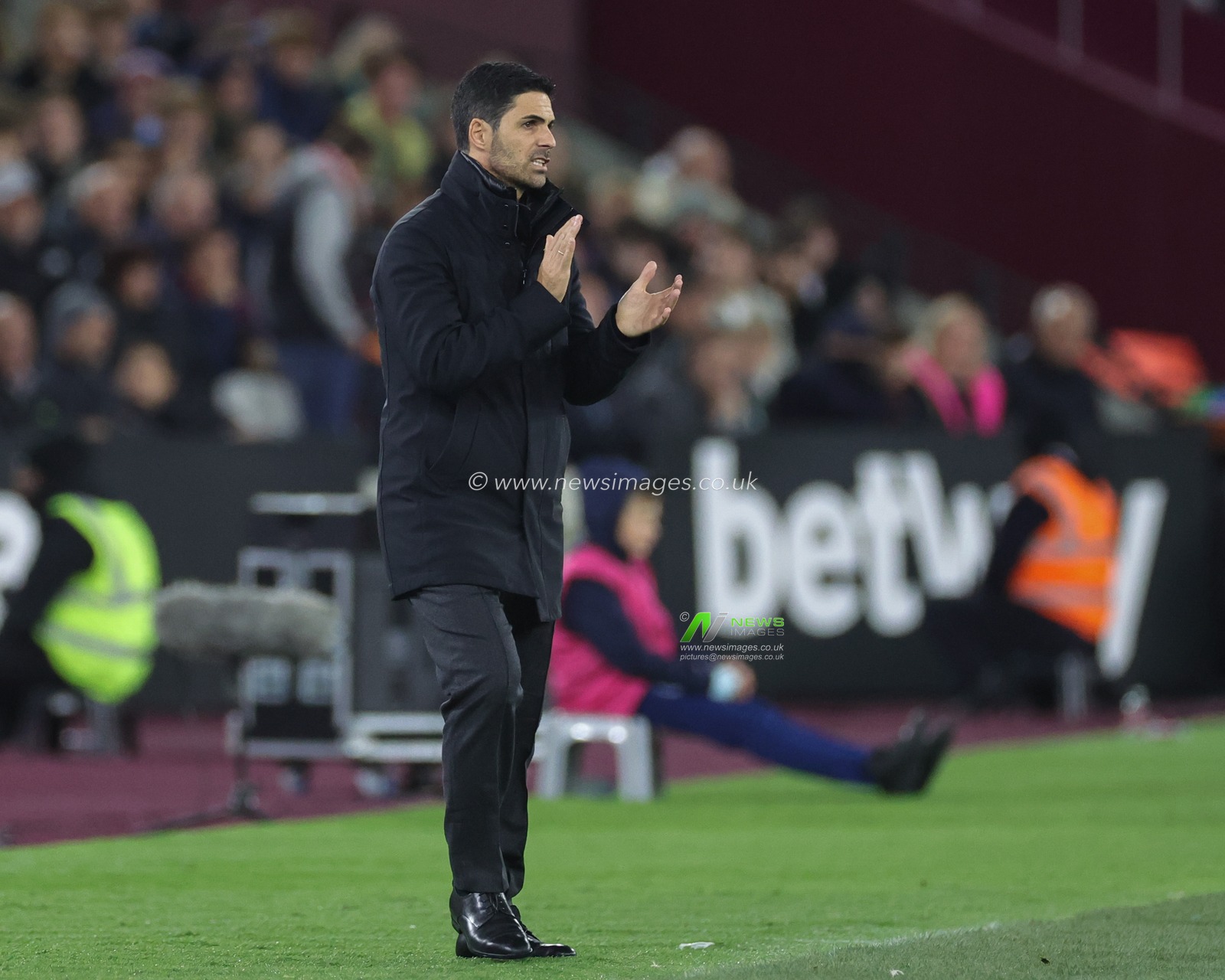 Mikel Arteta manager of Arsenal applauds his players during the Carabao Cup Fourth Round match West Ham United vs Arsenal at London Stadium, London, United Kingdom, 1st November 2023

(Photo by Mark Cosgrove/News Images)