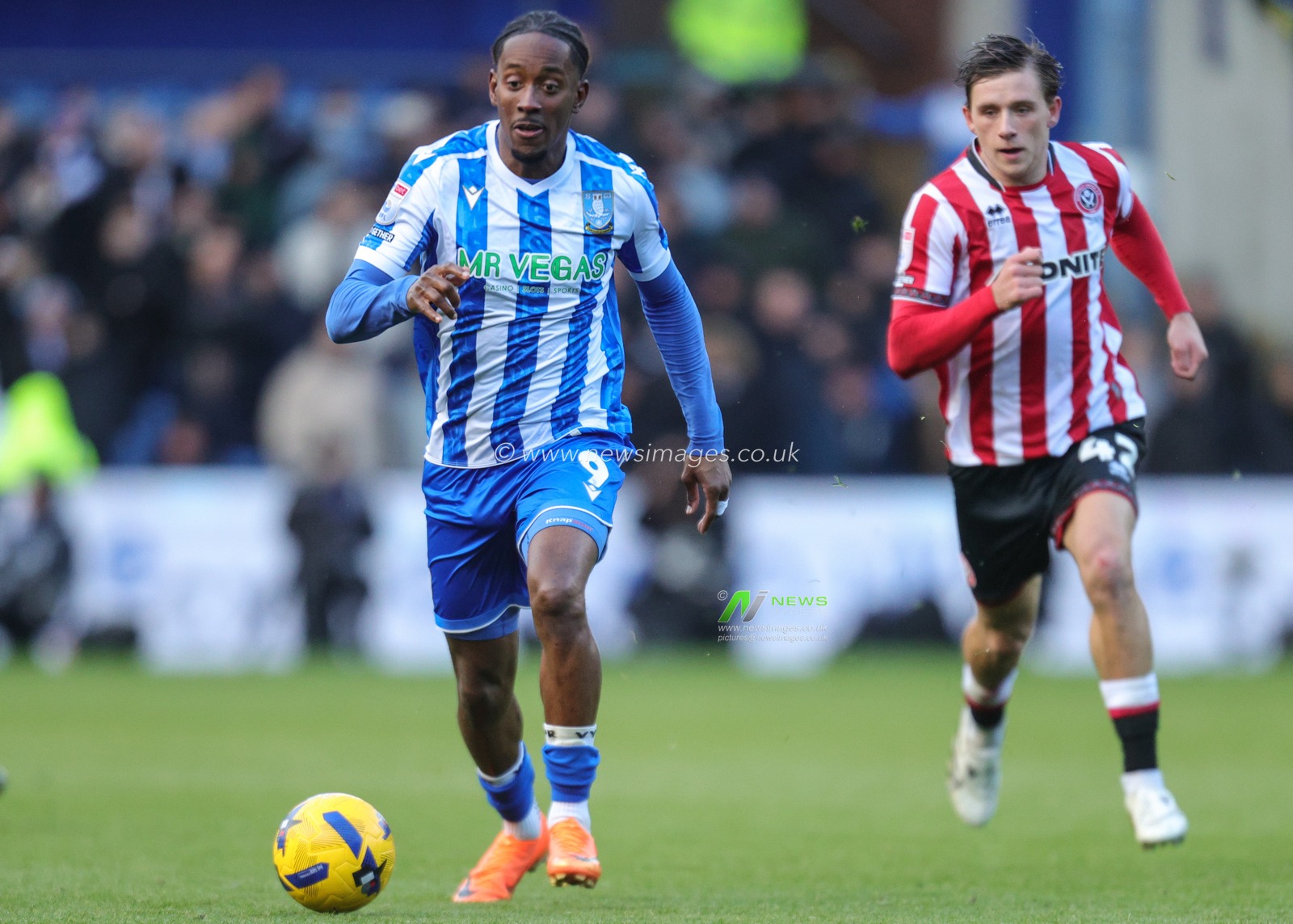 Jamal Lowe of Sheffield Wednesday in action during the Sky Bet Championship match Sheffield Wednesday vs Sheffield United at Hillsborough, Sheffield, United Kingdom, 23rd November 2025

(Photo by Richard Bierton/News Images)

*** GER AUT SUI OUT ***