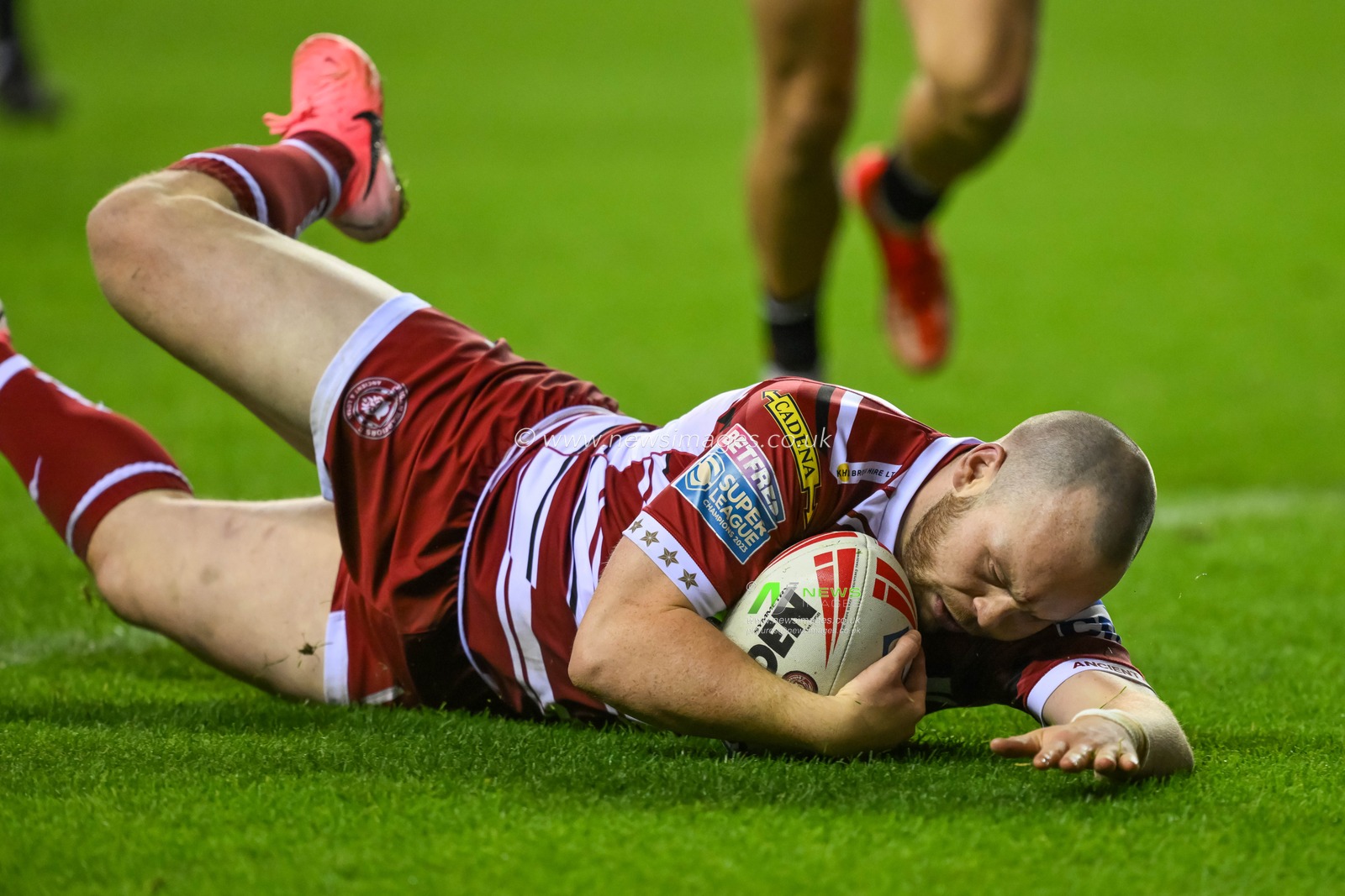 Liam Marshall of Wigan Warriors goes over for a try during the Betfred Super League Round 27 match Wigan Warriors vs Salford Red Devils at The Brick Community Stadium, Wigan, United Kingdom, 19th September 2024

(Photo by Craig Thomas/News Images)