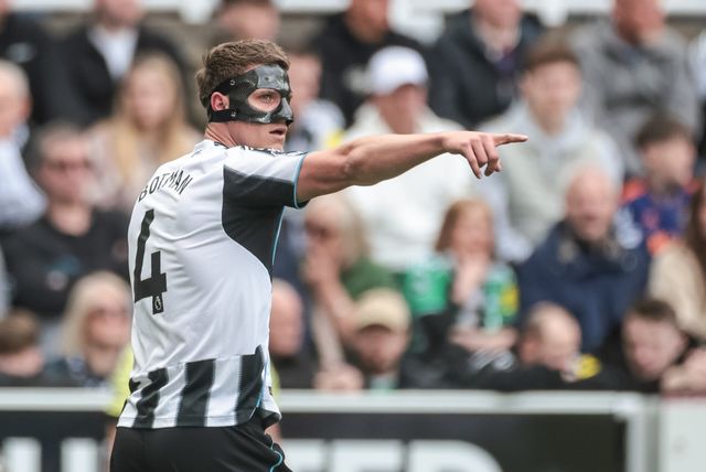 Sven Botman of Newcastle Untied gives his team instructions during the Premier League match Newcastle Untied vs Bournemouth at St. James's Park, Newcastle, United Kingdom on 18 April 2026

(Photo by Mark Cosgrove/News Images)