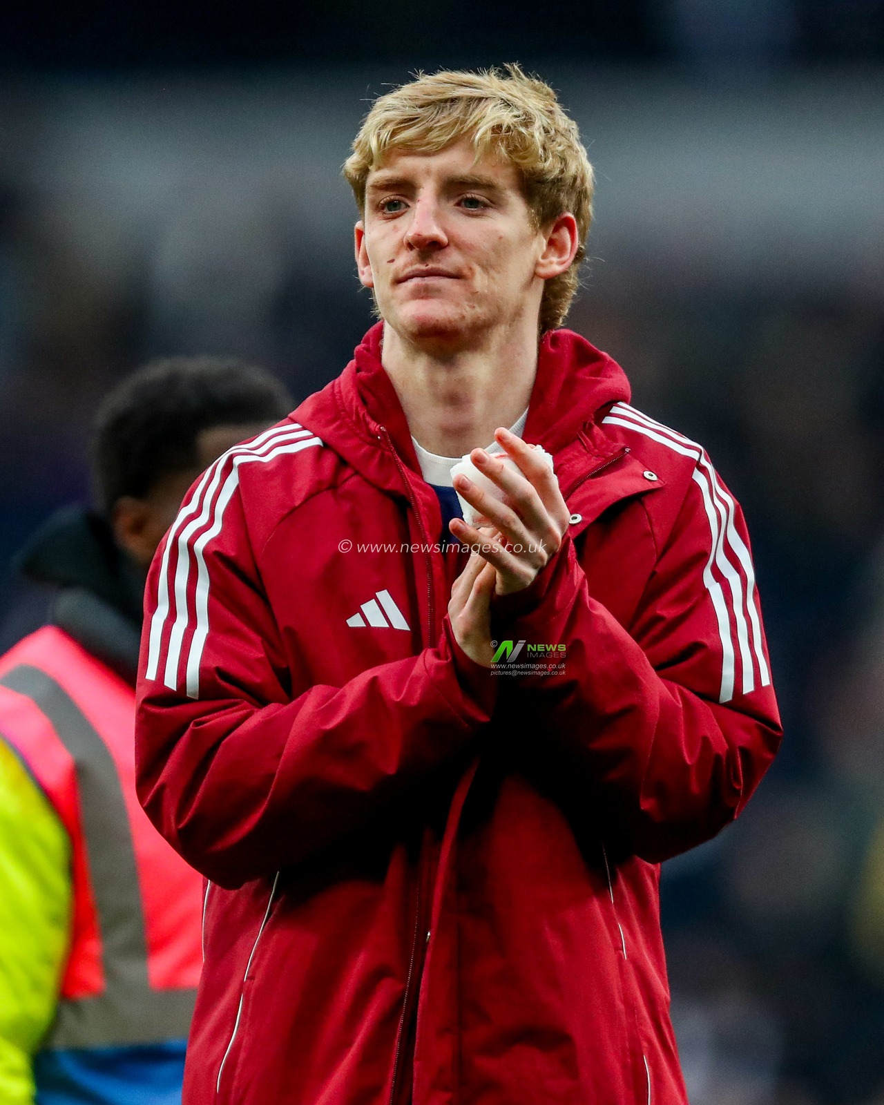 Anthony Gordon of Newcastle United acknowledges the fans after the teams victory following the Premier League match Tottenham Hotspur vs Newcastle United at Tottenham Hotspur Stadium, London, United Kingdom, 4th January 2025

(Photo by Izzy Poles/News Images)