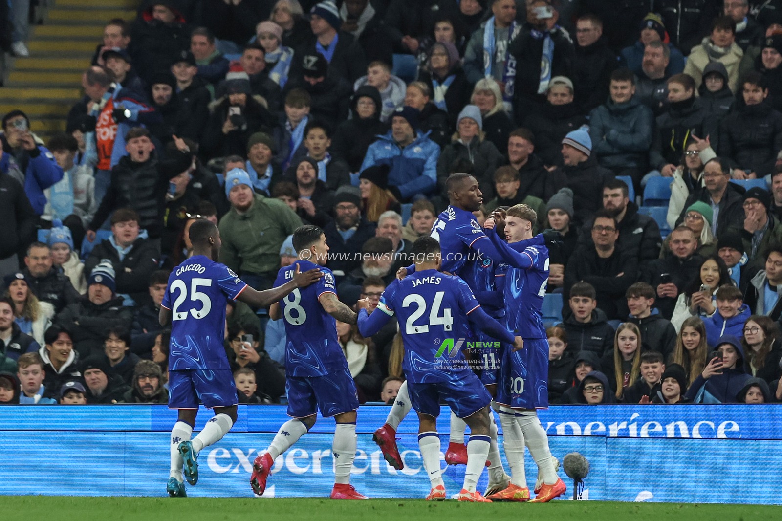 Noni Madueke of Chelsea celebrates his goal to make it 0-1 during the Premier League match Manchester City vs Chelsea at Etihad Stadium, Manchester, United Kingdom, 25th January 2025

(Photo by Mark Cosgrove/News Images)