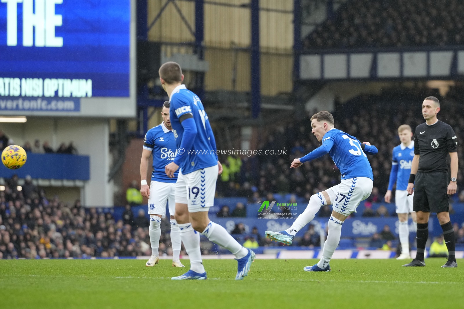 James Garner of Everton strikes a free kick during the Premier League match Everton vs Aston Villa at Goodison Park, Liverpool, United Kingdom, 14th January 2024

(Photo by Steve Flynn/News Images)