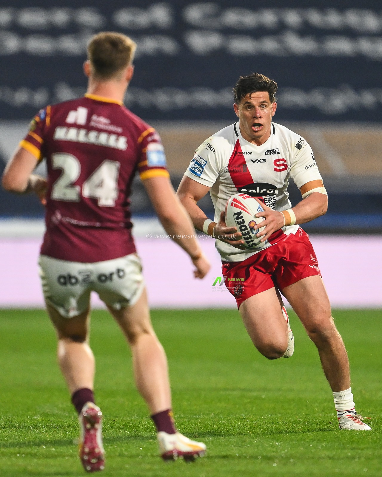 Shane Wright of Salford Red Devils makes a break during the Betfred Super League Round 10 match Huddersfield Giants vs Salford Red Devils at John Smith's Stadium, Huddersfield, United Kingdom, 3rd May 2024

(Photo by Craig Thomas/News Images)