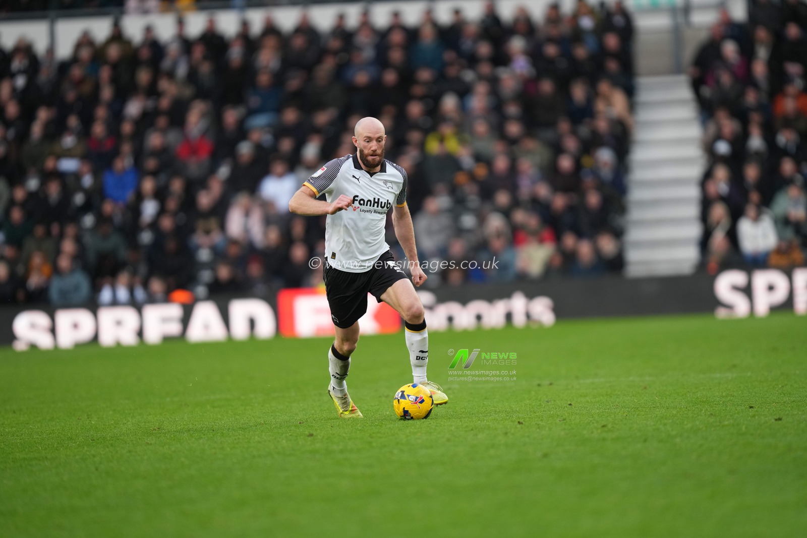 Matthew Clarke of Derby County dribbles towards goal during the Sky Bet Championship match Derby County vs Leicester City at Pride Park Stadium, Derby, United Kingdom, 6th December 2025

(Photo by Maynard Manyowa/News Images)

*** GER AUT SUI OUT ***