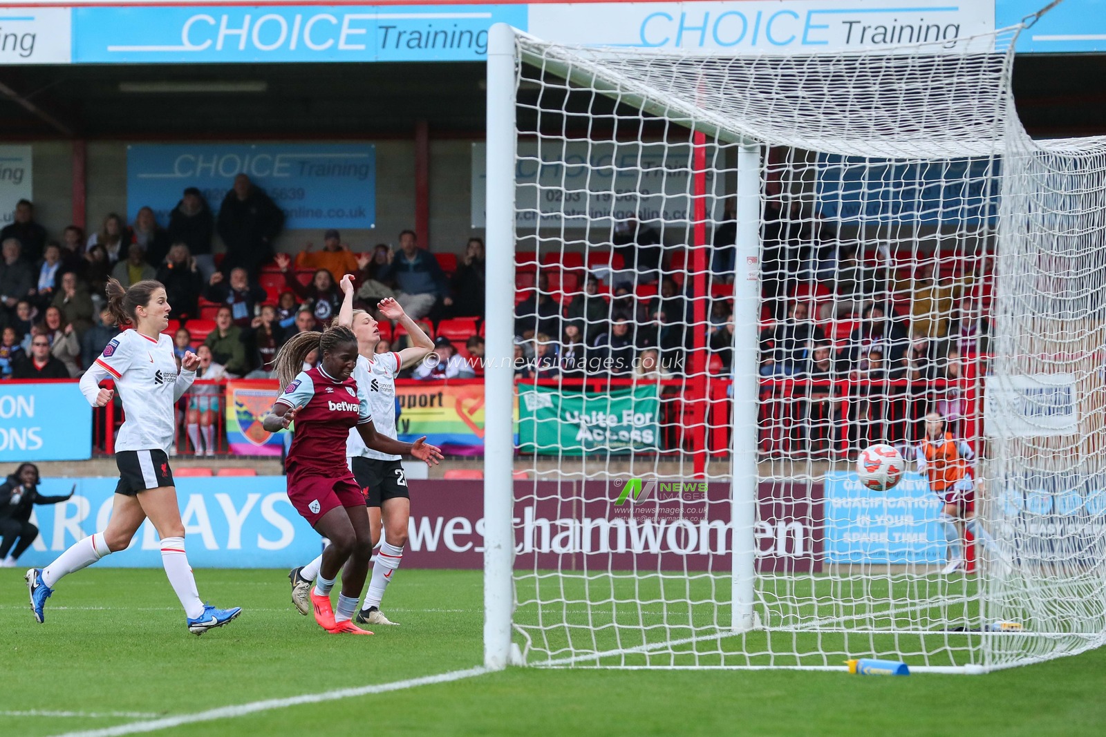 Riko Ueki of West Ham United scores to make it 1-1 during the The FA Women's Super League match West Ham United Women vs Liverpool Women at The Chigwell Construction Stadium, London, United Kingdom, 29th September 2024

(Photo by Izzy Poles/News Images)