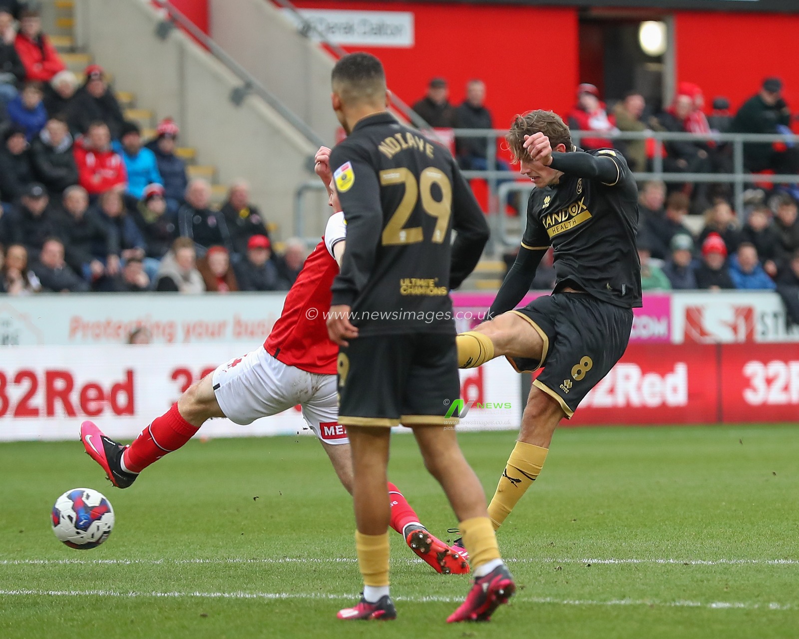 Sander Berge #8 of Sheffield United has a shot at goal during the Sky Bet Championship match Rotherham United vs Sheffield United at New York Stadium, Rotherham, United Kingdom, 4th February 2023

(Photo by Gareth Evans/News Images)