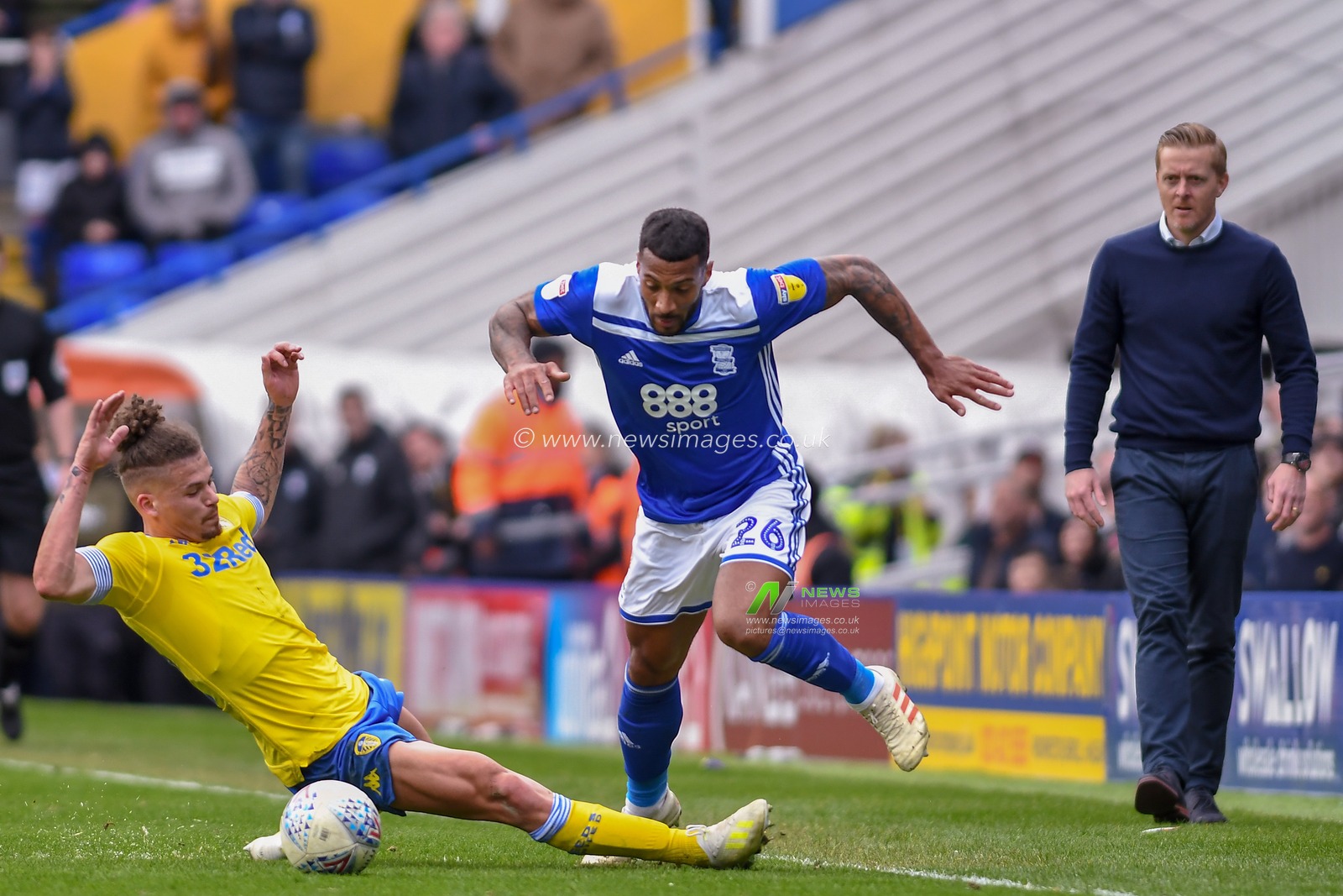 6th April 2019, St Andrew's, Birmingham, England; Sky Bet EFL Championship Birmingham City vs Leeds United ; David Davis (26) of Birmingham City avoids a sliding challenge from Kalvin  Phillips (23) of Leeds Utd

Credit: Gareth Dalley/News Images


English Football League images are subject to DataCo Licence