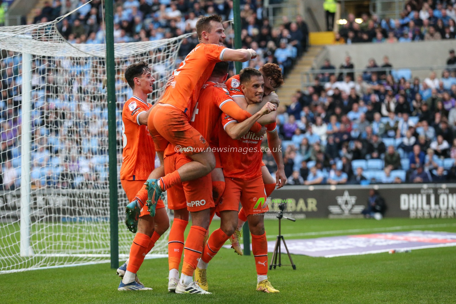 Jerry Yates #9 of Blackpool celebrates his goal to make it 1-2 during the Sky Bet Championship match Coventry City vs Blackpool at Coventry Building Society Arena, Coventry, United Kingdom, 29th October 2022

(Photo by Arron Gent/News Images)