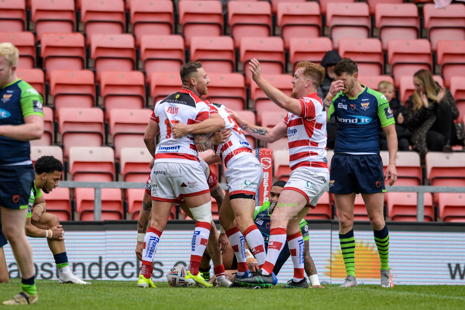 Lewis Tierney (5) of Leigh Centurions celebrates scoring a try with his team mates to make it 4-0