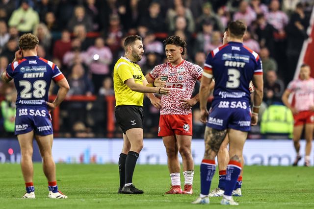 Referee  Liam Moore has a chat with Seth Nikotemo of Wakefield Trinity and Lachlan Lam of Leigh Leopards after an incident on the pitch during the Betfred Super League play-off Eliminator 1 match Leigh Leopards vs Wakefield Trinity at Progress With Unity Stadium, Leigh, United Kingdom, 26th September 2025

(Photo by Alfie Cosgrove/News Images)