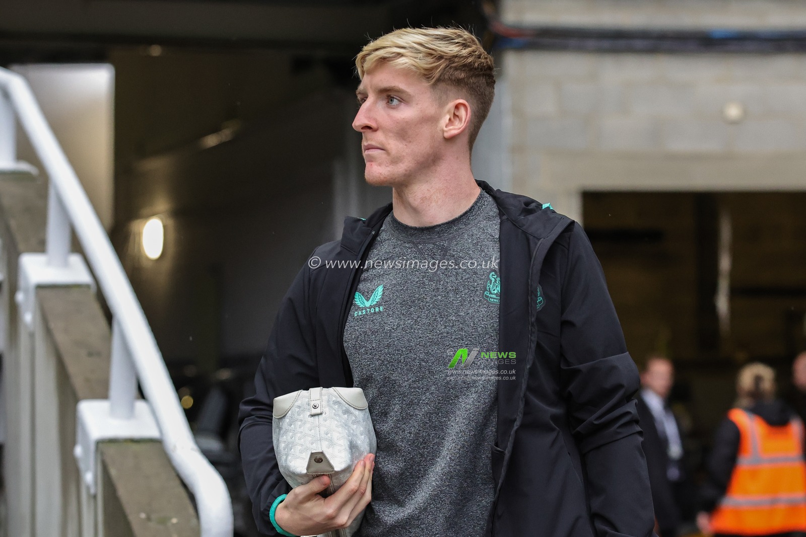 Anthony Gordon #10 of Newcastle United arrives during the Carabao Cup Third Round match Newcastle United vs Manchester City at St. James's Park, Newcastle, United Kingdom, 27th September 2023

(Photo by Mark Cosgrove/News Images)