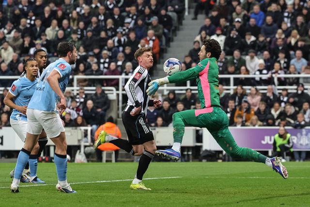 Manchester City goalkeeper James Trafford makes a save during the Emirates FA Cup 5th Round  match Newcastle Untied vs Manchester City at St. James's Park, Newcastle, United Kingdom on 07 March 2026

(Photo by Mark Cosgrove/News Images)