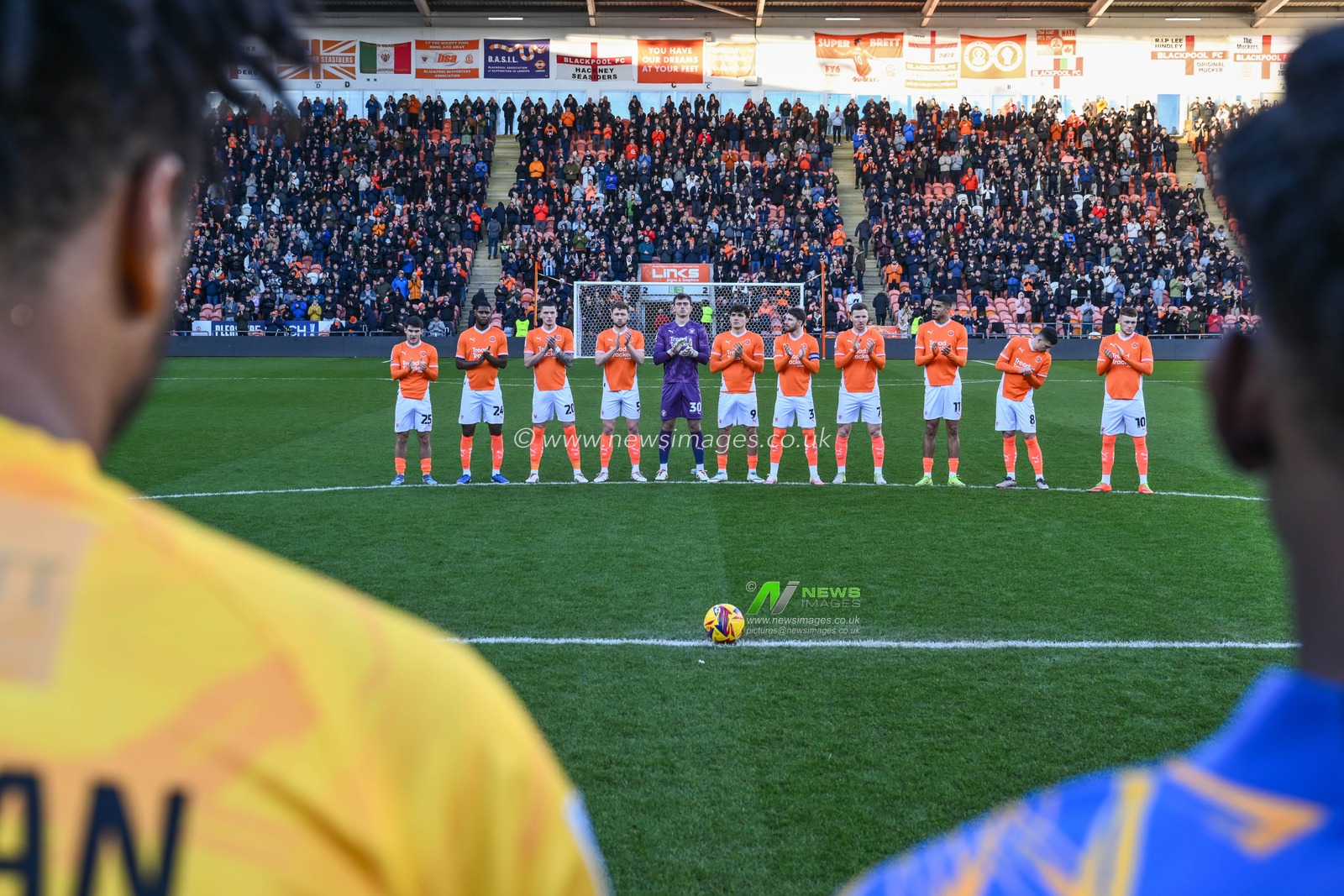 The blackpool team during the minutes applauds in remembrance for the lost Blackpool fans during the last year during the Sky Bet League 1 match Blackpool vs Shrewsbury Town at Bloomfield Road, Blackpool, United Kingdom, 1st January 2025

(Photo by Craig Thomas/News Images)