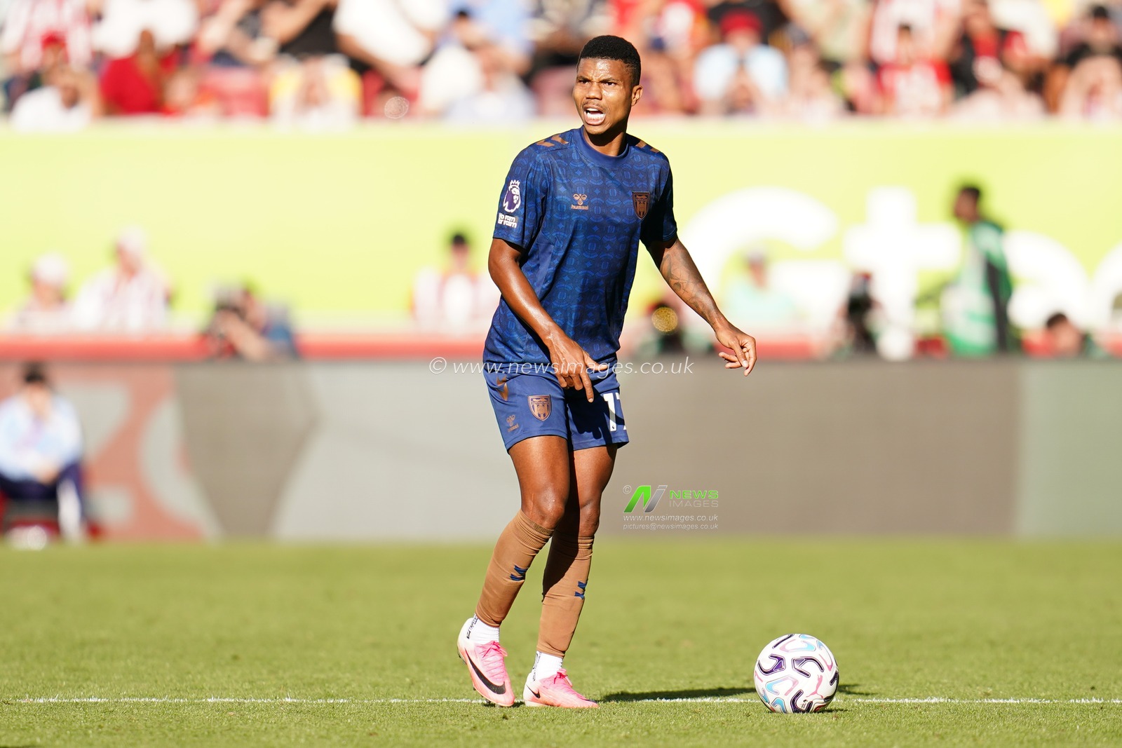 Reinildo Mandava of Sunderland with the ball during the Premier League match Brentford vs Sunderland at GTECH Community Stadium, London, United Kingdom on 05 September 2026

(Photo by Harvey Murphy/News Images)
