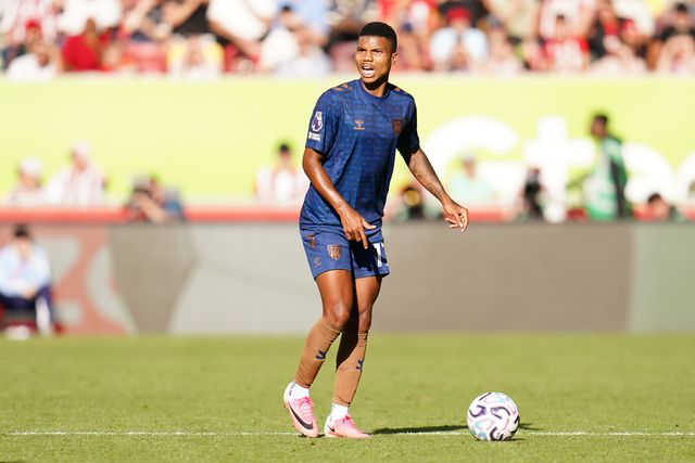 Reinildo Mandava of Sunderland with the ball during the Premier League match Brentford vs Sunderland at GTECH Community Stadium, London, United Kingdom on 05 September 2026

(Photo by Harvey Murphy/News Images)