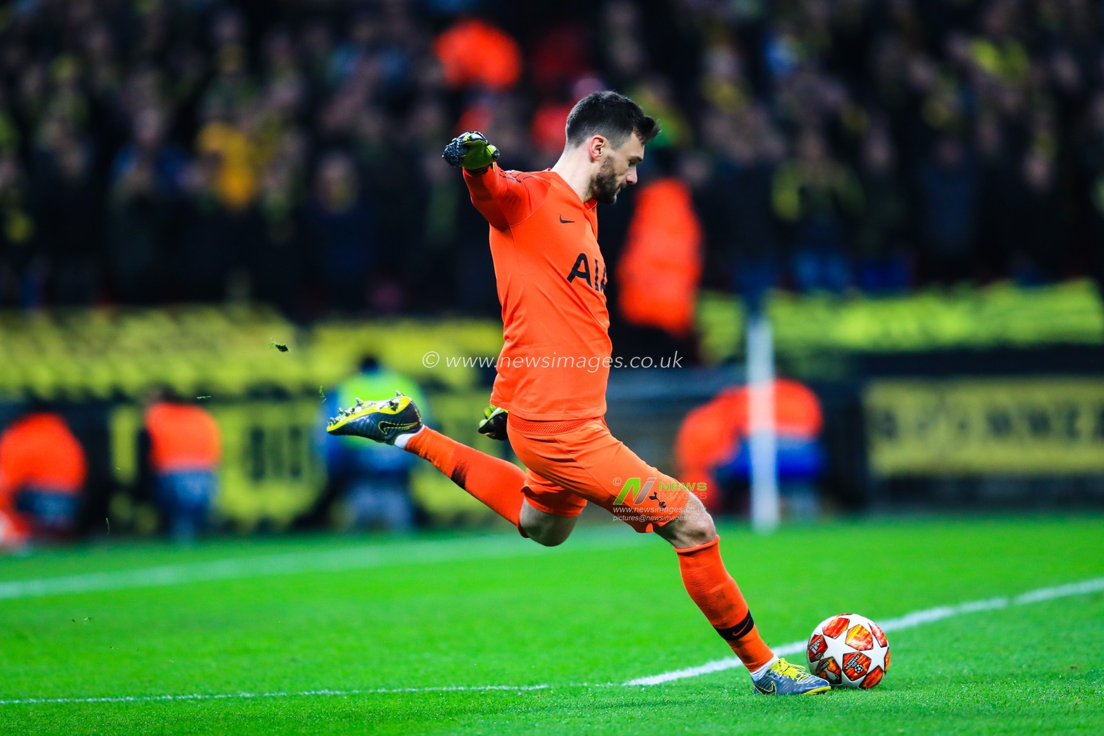 13th February 2019, Wembley Stadium, London, England; UEFA Champions League, Round of 16, Tottenham vs Borussia Dortmund ;Hugo Lloris (01) of Tottenham takes a goal kick



Credit: Georgie Kerr/News Images