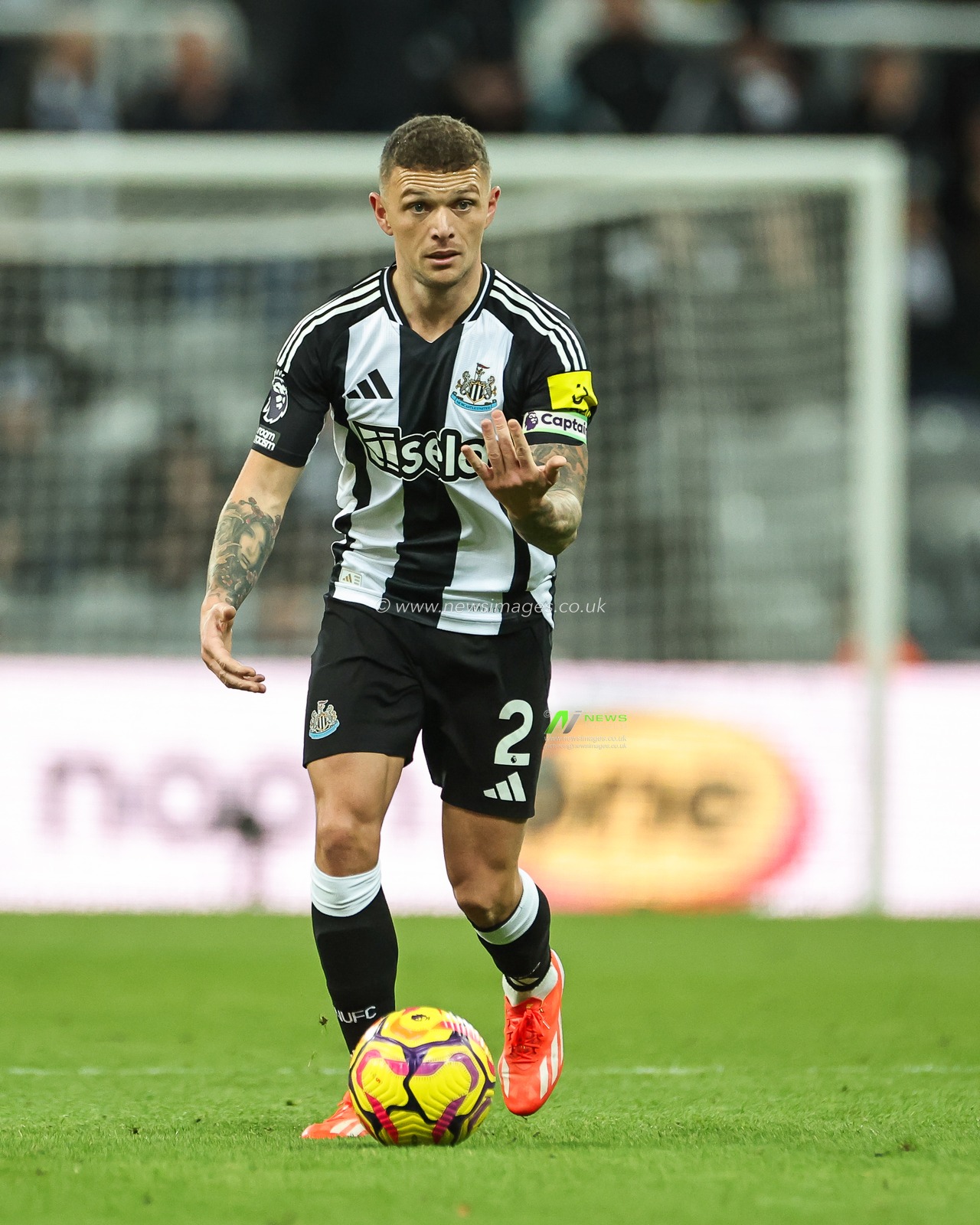 Kieran Trippier of Newcastle United calls for a team mate with the ball during the Premier League match Newcastle United vs West Ham United at St. James's Park, Newcastle, United Kingdom, 25th November 2024

(Photo by Mark Cosgrove/News Images)