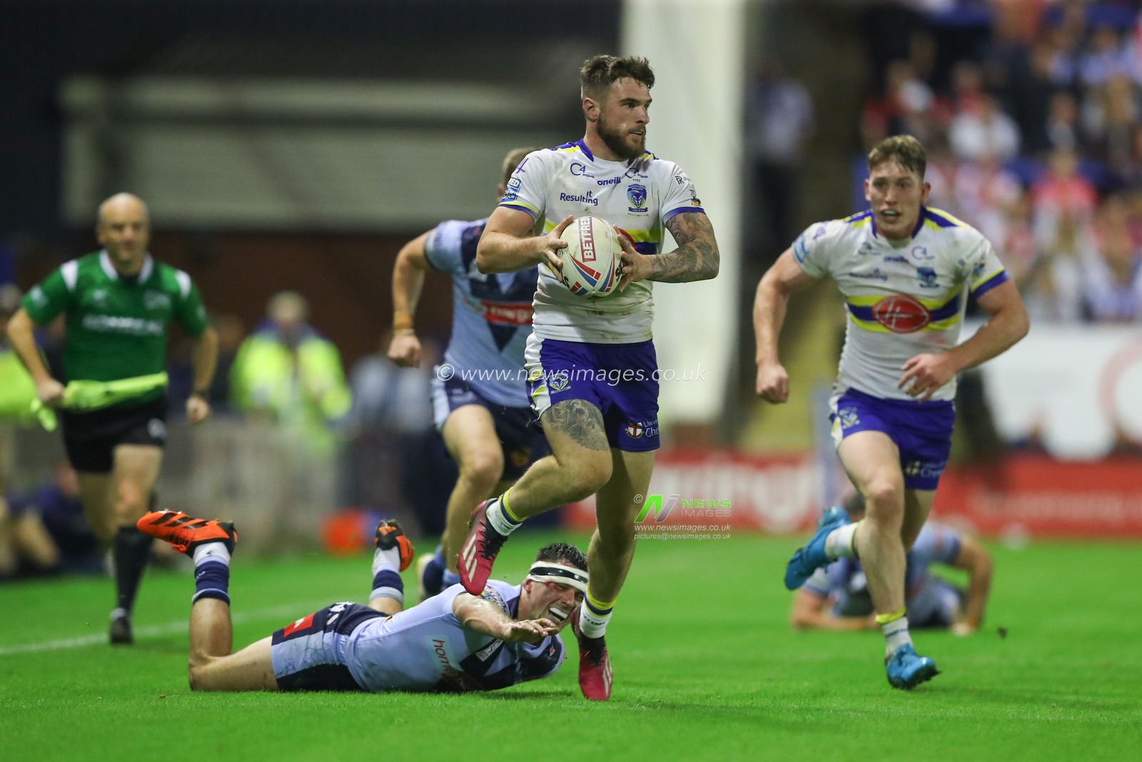 Connor Wrench #20 of Warrington Wolves breaks with the ball during the Betfred Super League Round 26 match Warrington Wolves vs St Helens at Halliwell Jones Stadium, Warrington, United Kingdom, 15th September 2023

(Photo by Gareth Evans/News Images)