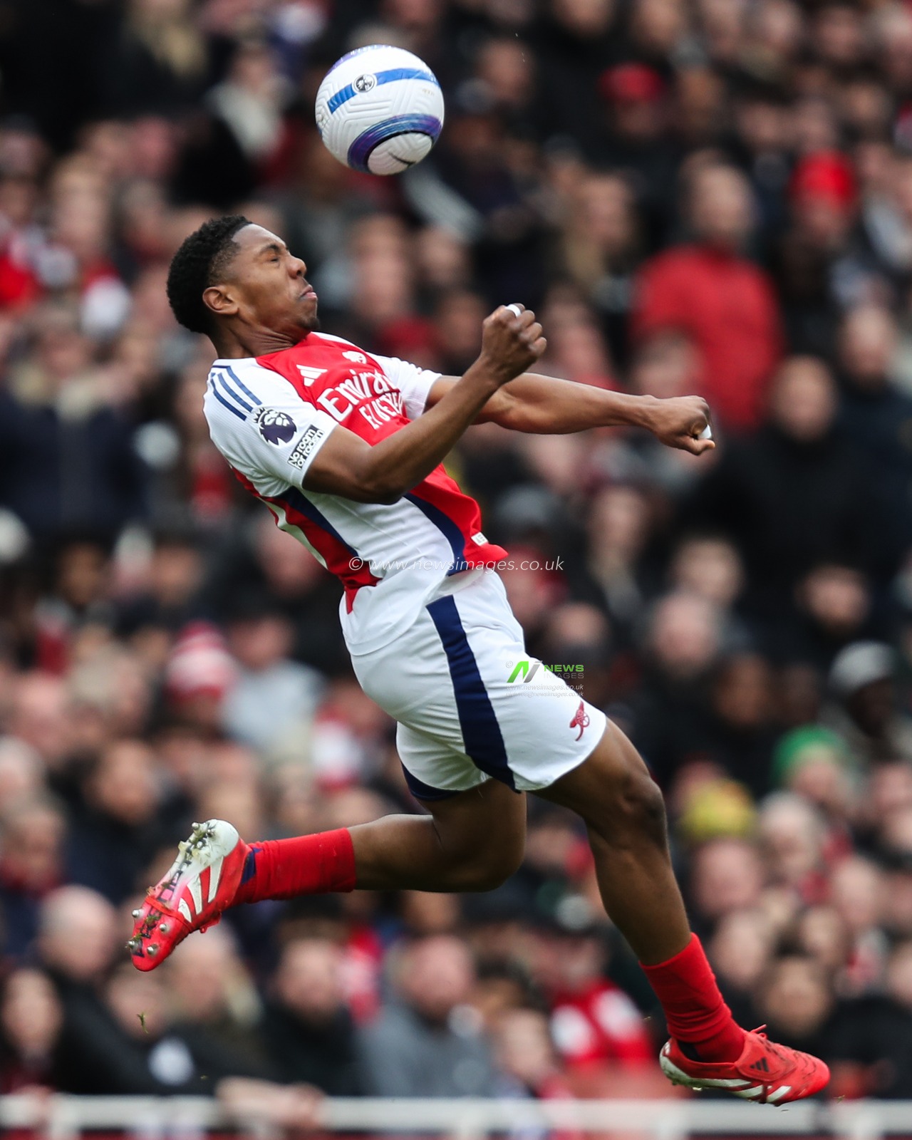 Myles Lewis-Skelly of Arsenal heads the ball during the Premier League match Arsenal vs Chelsea at Emirates Stadium, London, United Kingdom, 16th March 2025

(Photo by Izzy Poles/News Images)
