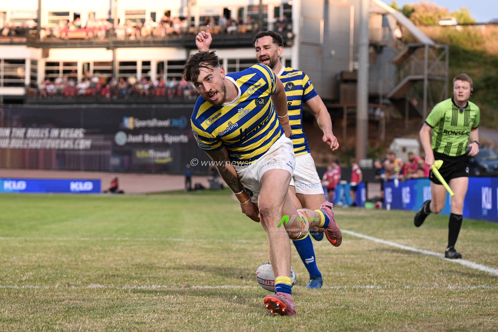 Matty Ashton of Warrington Wolves scores his team's eighth try during the Betfred Super League round 22 match Bradford Bulls vs Warrington Wolves at Odsal Stadium, Bradford, United Kingdom on 08 August 2026

(Photo by Ben Roberts/News Images)