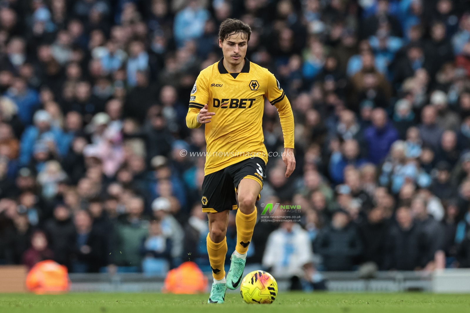 Hugo Bueno of Wolverhampton Wanderers with the ball during the Premier League match Manchester City vs Wolverhampton Wanderers at Etihad, Manchester, United Kingdom on 24 January 2026

(Photo by Mark Cosgrove/News Images)