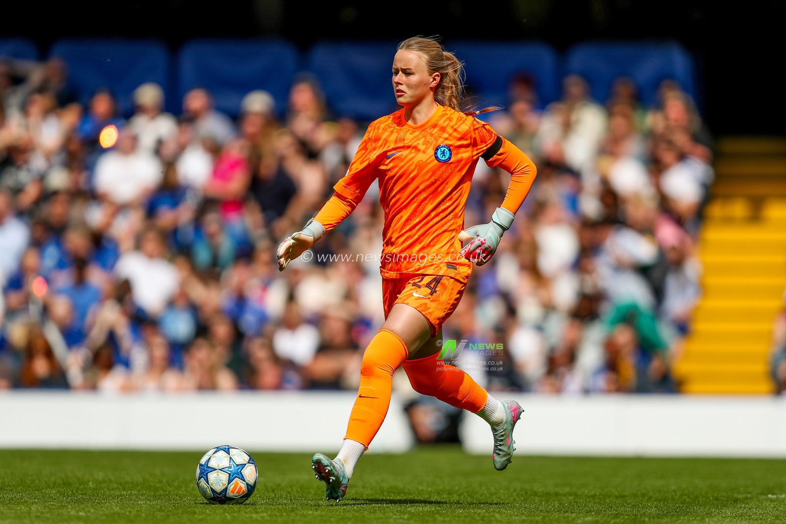 Hannah Hampton of Chelsea Women in action during the UEFA Women's Champions League Semi-Final match Chelsea vs Barcelona at Stamford Bridge, London, United Kingdom, 27th April 2025

(Photo by Izzy Poles/News Images)