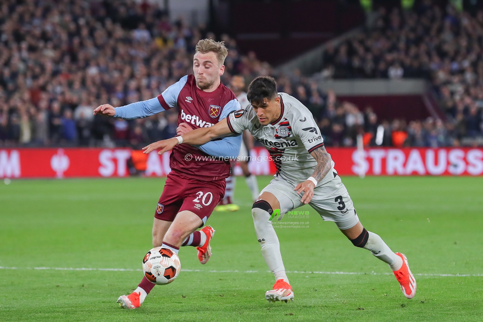 Jarrod Bowen of West Ham United and Piero HincapiÃ© of Bayer Leverkusen battle for the ball, during the UEFA Europa League Quarter-Final match West Ham United vs Bayer 04 Leverkusen at London Stadium, London, United Kingdom, 18th April 2024

(Photo by Gareth Evans/News Images)