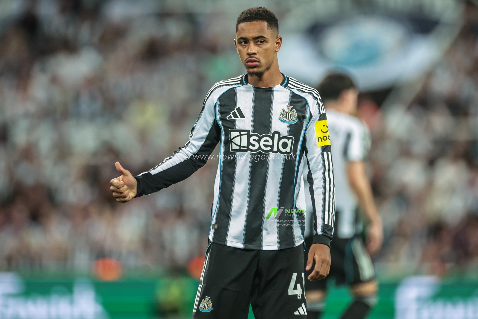 Jacob Ramsey of Newcastle United comes on during the Premier League match Newcastle United vs Liverpool at St. James's Park, Newcastle, United Kingdom, 25th August 2025

(Photo by Mark Cosgrove/News Images)